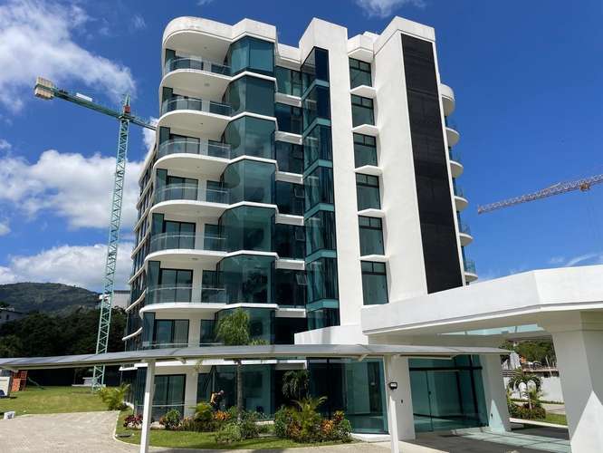 Apartamento moderno en San Rafael, Escazú, con vistas panorámicas y amplios espacios