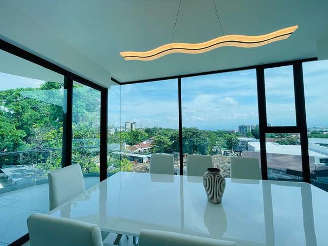 Apartamento moderno en San Rafael, Escazú, con vistas panorámicas y amplios espacios