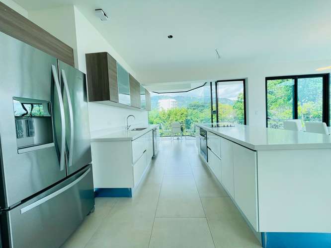 Apartamento moderno en San Rafael, Escazú, con vistas panorámicas y amplios espacios