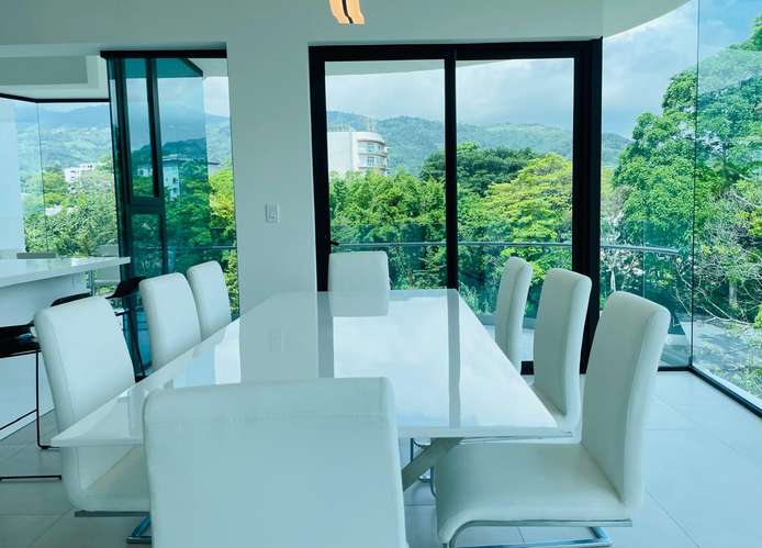 Apartamento moderno en San Rafael, Escazú, con vistas panorámicas y amplios espacios