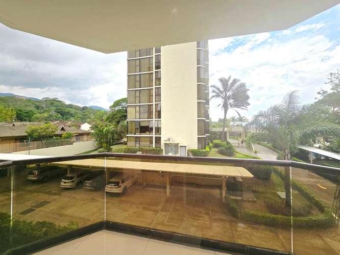 Apartamento moderno de 3 dormitorios en Bello Horizonte, Escazú, con piscina y vistas a las montañas
