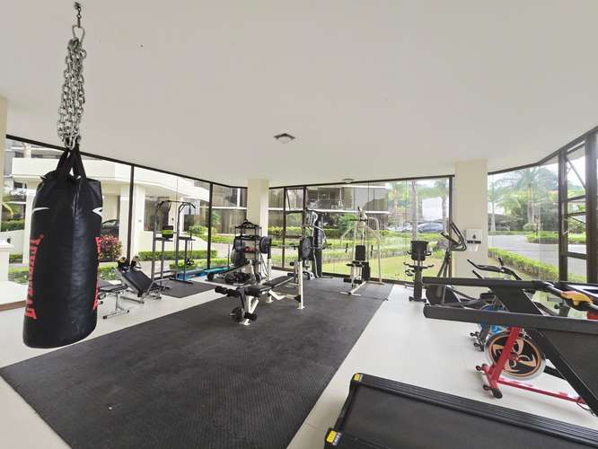 Apartamento moderno de 3 dormitorios en Bello Horizonte, Escazú, con piscina y vistas a las montañas