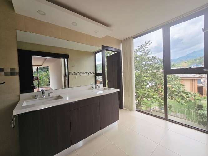 Apartamento moderno de 3 dormitorios en Bello Horizonte, Escazú, con piscina y vistas a las montañas