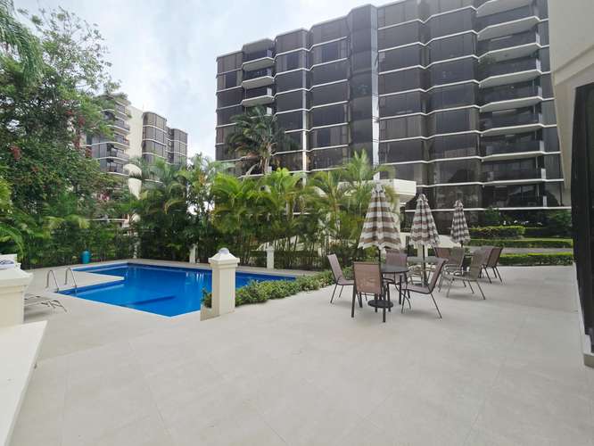 Apartamento moderno de 3 dormitorios en Bello Horizonte, Escazú, con piscina y vistas a las montañas