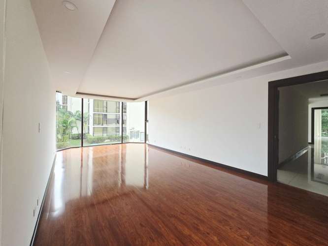 Apartamento moderno de 3 dormitorios en Bello Horizonte, Escazú, con piscina y vistas a las montañas