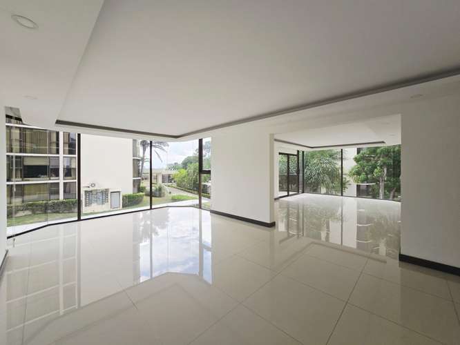 Apartamento moderno de 3 dormitorios en Bello Horizonte, Escazú, con piscina y vistas a las montañas