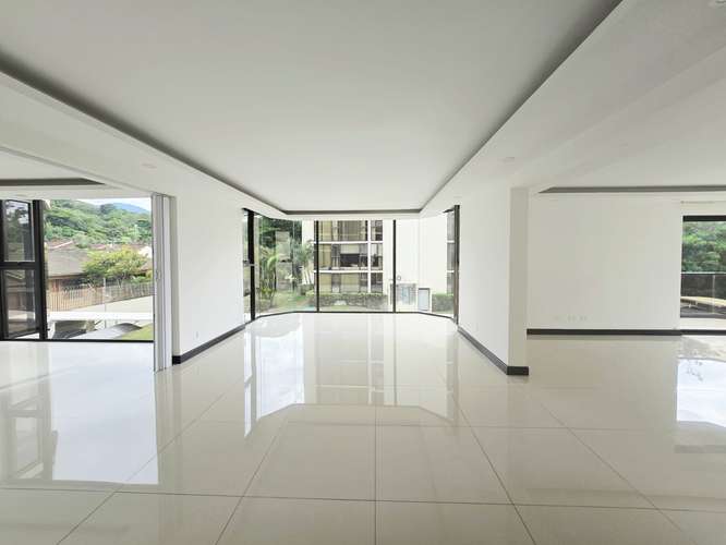 Apartamento moderno de 3 dormitorios en Bello Horizonte, Escazú, con piscina y vistas a las montañas