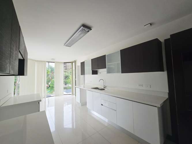 Apartamento moderno de 3 dormitorios en Bello Horizonte, Escazú, con piscina y vistas a las montañas