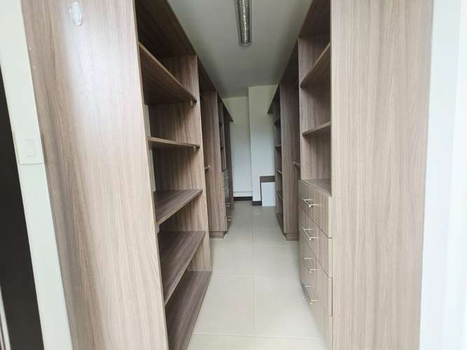 Apartamento moderno de 3 dormitorios en Bello Horizonte, Escazú, con piscina y vistas a las montañas