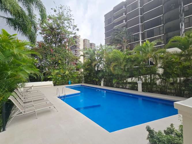 Apartamento moderno de 3 dormitorios en Bello Horizonte, Escazú, con piscina y vistas a las montañas