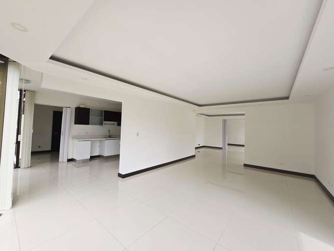Apartamento moderno de 3 dormitorios en Bello Horizonte, Escazú, con piscina y vistas a las montañas