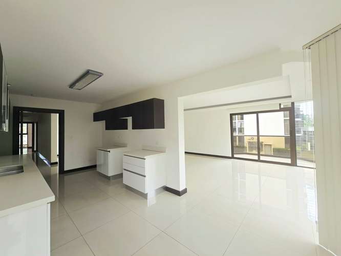 Apartamento moderno de 3 dormitorios en Bello Horizonte, Escazú, con piscina y vistas a las montañas