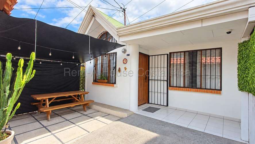 Venta de casa un nivel en las Luisas Zapote