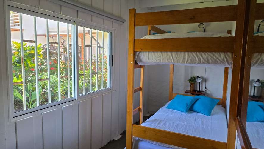 Alquiler vacacional casa de 4 dormitorios con piscina y frente al mar Playa San Miguel en Nandayure, Guanacaste
