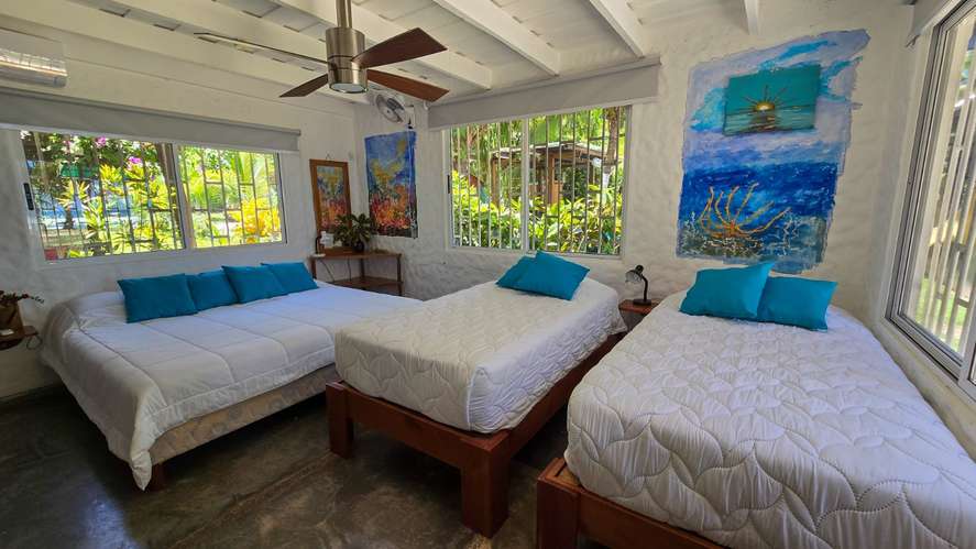 Alquiler vacacional casa de 4 dormitorios con piscina y frente al mar Playa San Miguel en Nandayure, Guanacaste