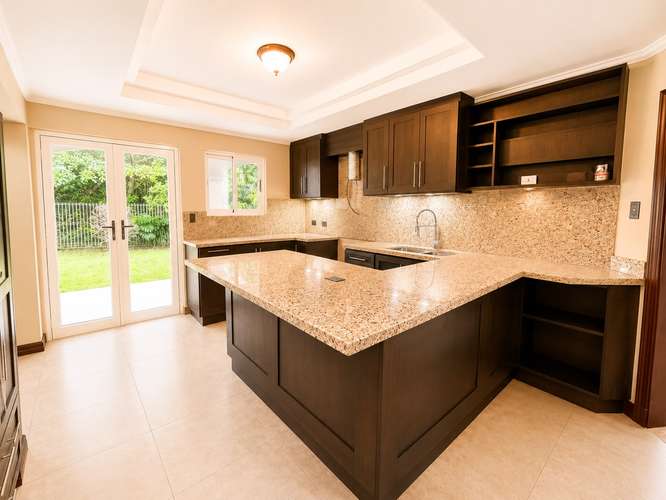 Amplia y hermosa casa en Residencial Santa Lucía - Imagen 10