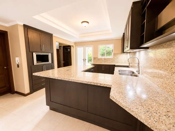 Amplia y hermosa casa en Residencial Santa Lucía - Imagen 11