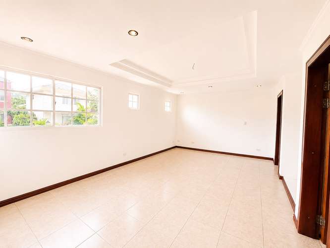 Amplia y hermosa casa en Residencial Santa Lucía - Imagen 8