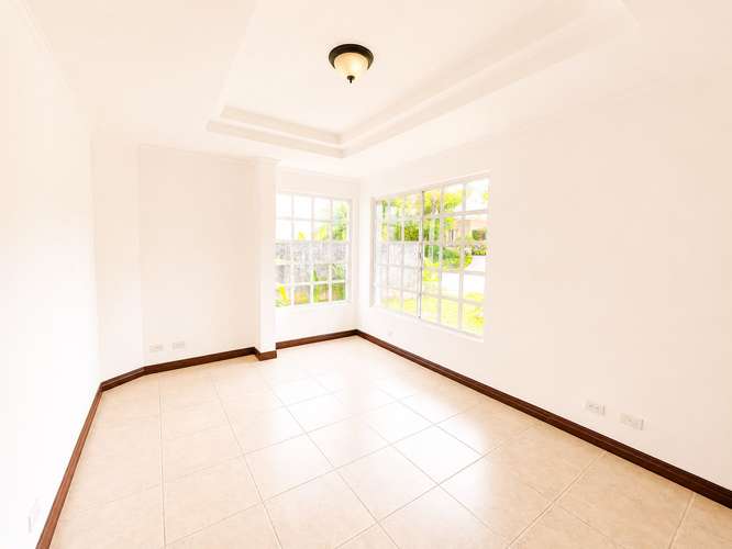 Amplia y hermosa casa en Residencial Santa Lucía - Imagen 4