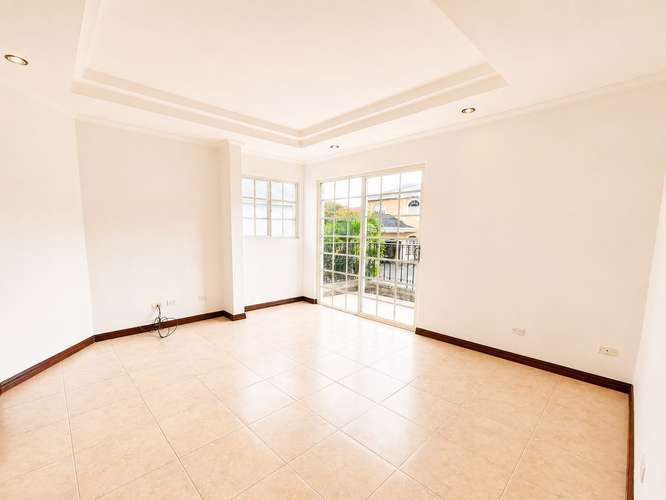 Amplia y hermosa casa en Residencial Santa Lucía - Imagen 18
