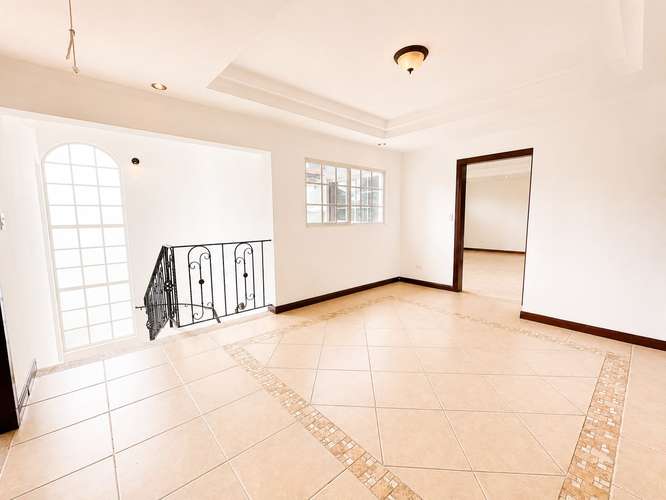 Amplia y hermosa casa en Residencial Santa Lucía - Imagen 13