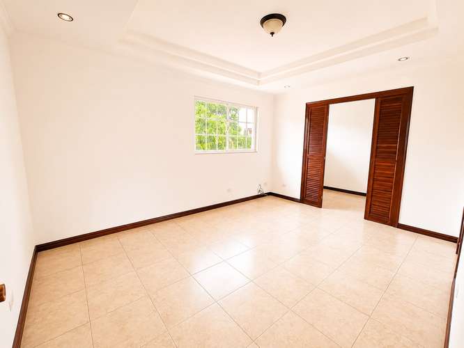 Amplia y hermosa casa en Residencial Santa Lucía - Imagen 7