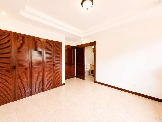 Amplia y hermosa casa en Residencial Santa Lucía - Imagen 14