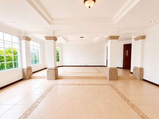 Amplia y hermosa casa en Residencial Santa Lucía - Imagen 3