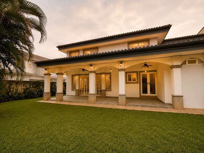 Amplia y hermosa casa en Residencial Santa Lucía - Imagen 20