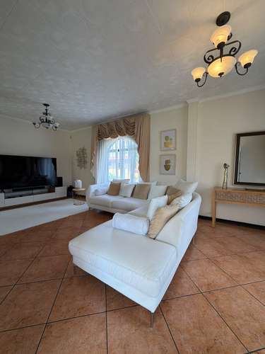 SE ALQUILA CASA GRANDE CON APARTAMENTO 5 HABITACIONES 4 BAÑOS  - Imagen 7