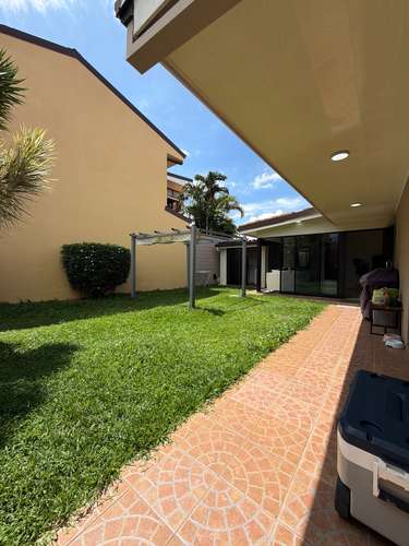 SE ALQUILA CASA GRANDE CON APARTAMENTO 5 HABITACIONES 4 BAÑOS  - Imagen 4