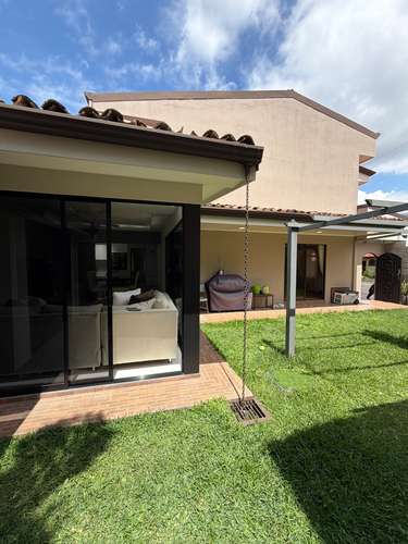 SE ALQUILA CASA GRANDE CON APARTAMENTO 5 HABITACIONES 4 BAÑOS  - Imagen 9