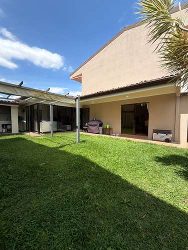 SE ALQUILA CASA GRANDE CON APARTAMENTO 5 HABITACIONES 4 BAÑOS  - Imagen 5