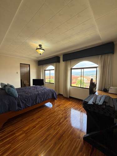 SE ALQUILA CASA GRANDE CON APARTAMENTO 5 HABITACIONES 4 BAÑOS  - Imagen 13