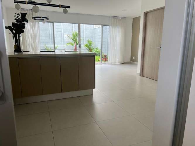 Hermosa casa en alquiler, condominio NAOS, San Joaquin de Flores, tres habitaciones - Imagen 3