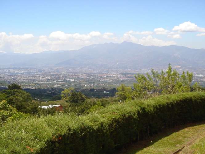 SE VENDE hermosa propiedad de 10,446m2 en Santa Barbara de Heredia, con vistas increíbles.