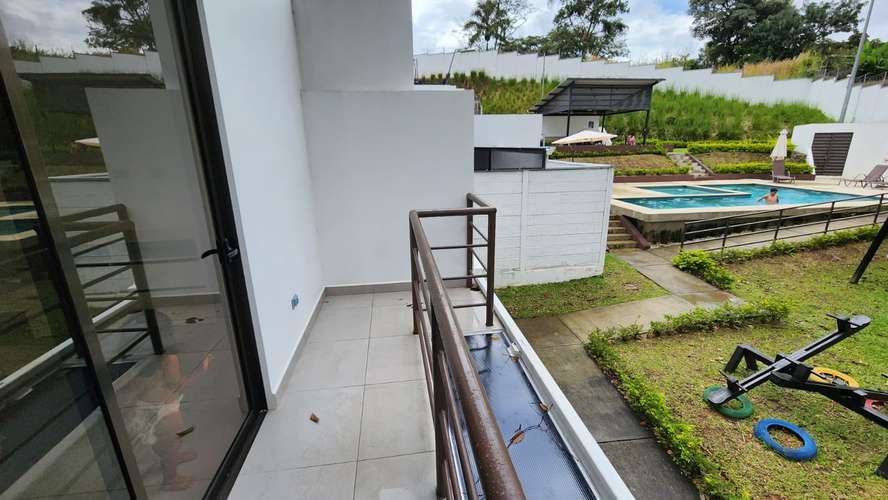 Casa moderna de 2 niveles en Condominio Brisas del Río, Alajuelita, con piscina y seguridad 24 horas - Imagen 16