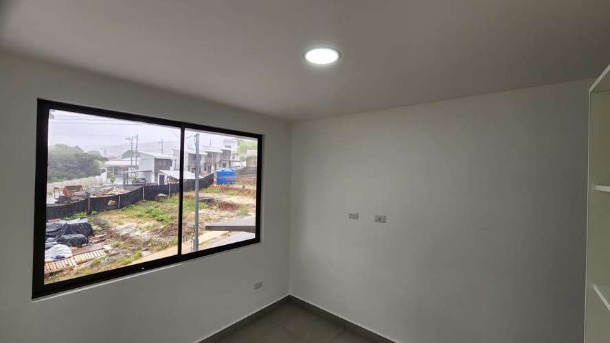 Casa moderna de 2 niveles en Condominio Brisas del Río, Alajuelita, con piscina y seguridad 24 horas - Imagen 8