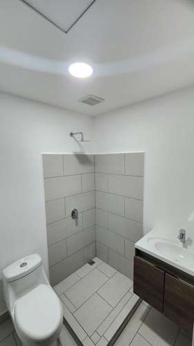 Casa moderna de 2 niveles en Condominio Brisas del Río, Alajuelita, con piscina y seguridad 24 horas - Imagen 9