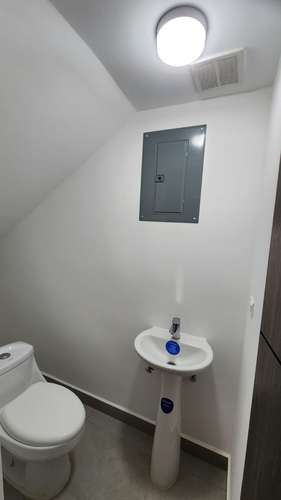 Casa moderna de 2 niveles en Condominio Brisas del Río, Alajuelita, con piscina y seguridad 24 horas - Imagen 15