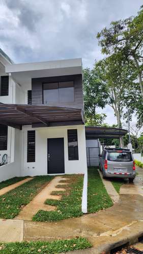 Casa moderna de 2 niveles en Condominio Brisas del Río, Alajuelita, con piscina y seguridad 24 horas