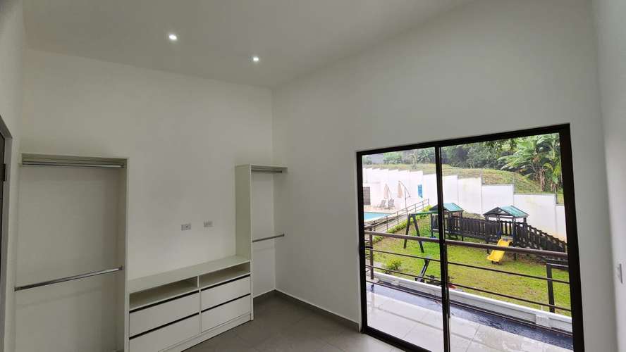 Casa moderna de 2 niveles en Condominio Brisas del Río, Alajuelita, con piscina y seguridad 24 horas - Imagen 12
