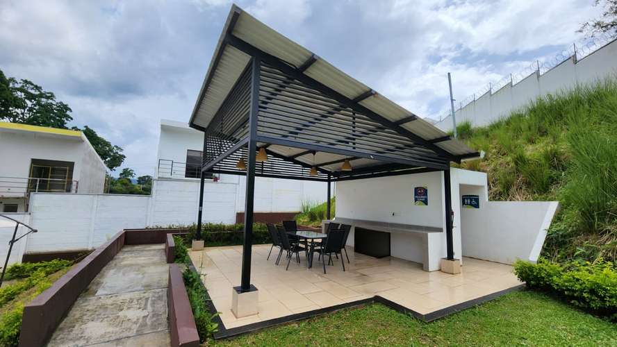 Casa moderna de 2 niveles en Condominio Brisas del Río, Alajuelita, con piscina y seguridad 24 horas - Imagen 17