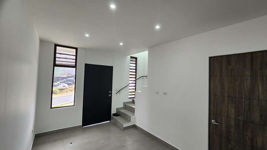 Casa moderna de 2 niveles en Condominio Brisas del Río, Alajuelita, con piscina y seguridad 24 horas - Imagen 11