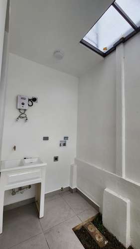 Casa moderna de 2 niveles en Condominio Brisas del Río, Alajuelita, con piscina y seguridad 24 horas - Imagen 10