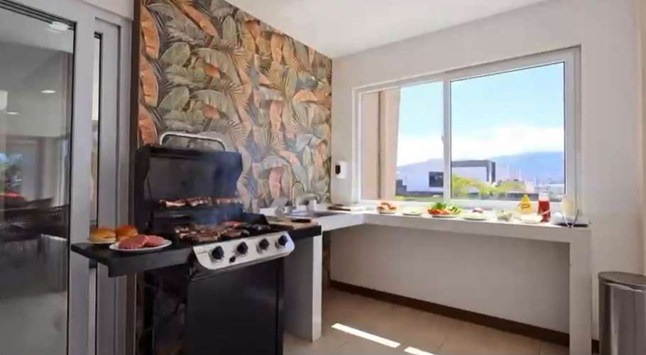 Alquile casa amueblada en Condominio Hacienda El Cafeto, Belén, con piscina y seguridad 24 horas