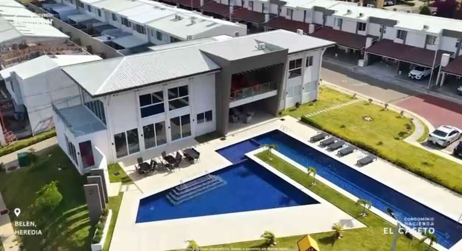 Alquile casa amueblada en Condominio Hacienda El Cafeto, Belén, con piscina y seguridad 24 horas
