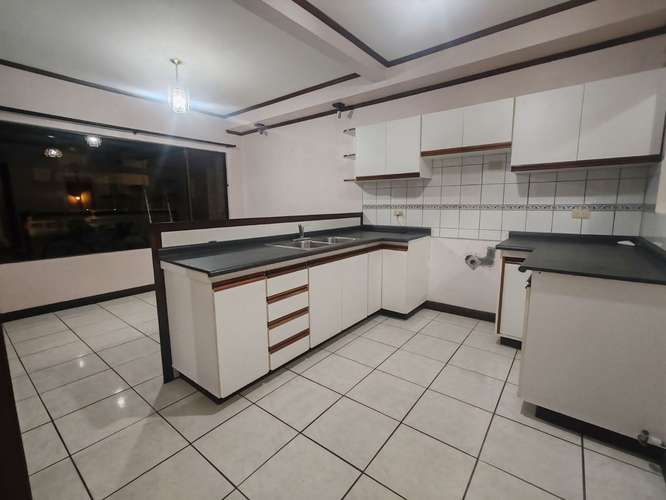Alquiler bellisimo Apartamento primera planta Condominio selecto Curridabat