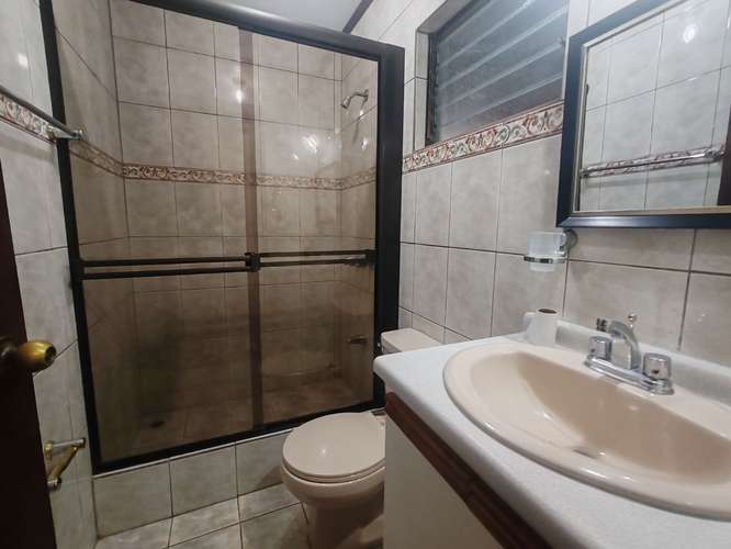 Alquiler bellisimo Apartamento primera planta Condominio selecto Curridabat - Imagen 4