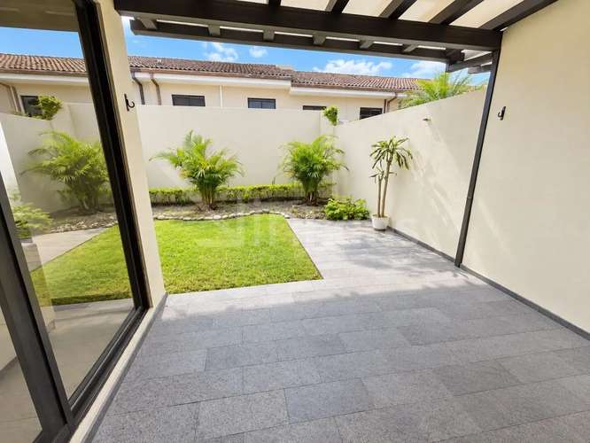 Casa de 2 niveles en alquiler en Parques del Sol, Santa Ana: 3 habitaciones, terraza y amenidades - Imagen 4